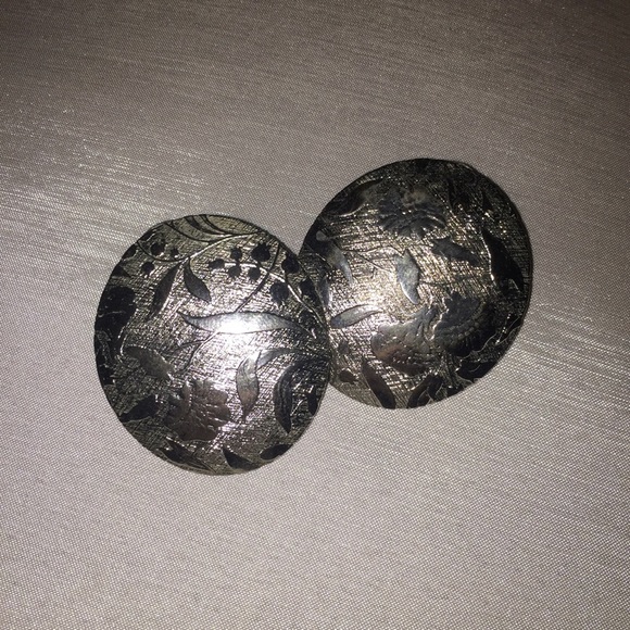 🌷FLORAL STAMPED SILVER VINTAGE EARRINGS🌷 - Picture 1 of 2